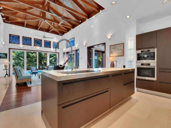 Luxury Coastal Retreat in Naples - Your Perfect Getaway